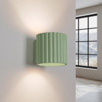 Applique murale Aura cannelée aluminium vert sauge, lumière allumée