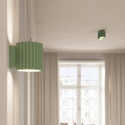 Applique murale Aura cannelée aluminium vert sauge, mise en situation 3