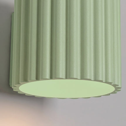 Applique murale Aura cannelée aluminium vert sauge, vue de détail