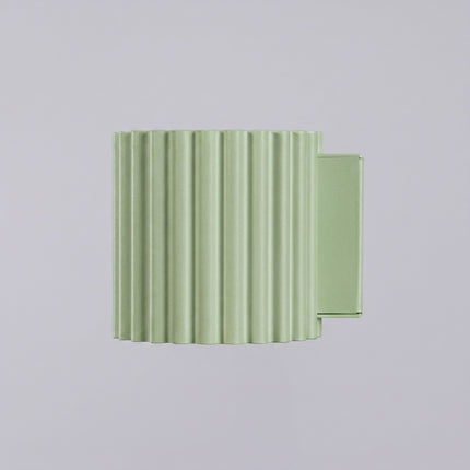Applique murale Aura cannelée aluminium vert sauge, packshot de trois quarts