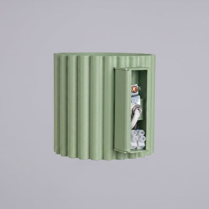 Applique murale Aura cannelée aluminium vert sauge, détail de la finition