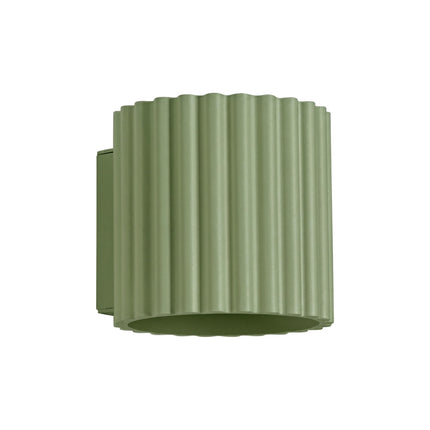 Applique murale Aura cannelée aluminium vert sauge, packshot sur fond blanc
