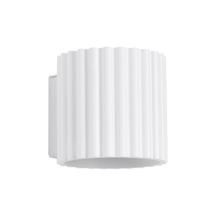 Applique murale Aura en aluminium cannelé blanc mat, vue de face sur fond blanc