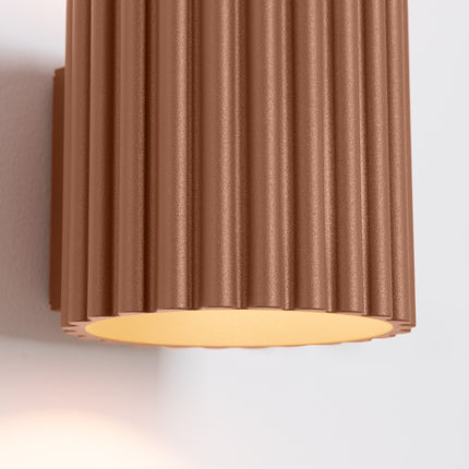 Detail des cannelures de l'applique Aura Moka terracotta et de la lumiere en partie basse