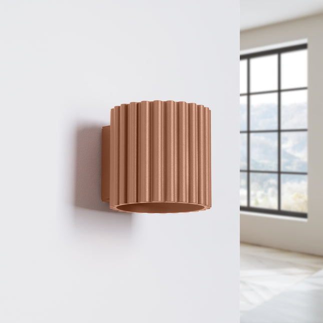 Applique murale Aura Moka terracotta fixée sur un mur blanc clair près d'une fenetre, eteinte
