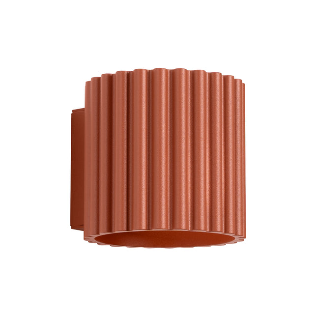 Applique murale Aura en aluminium cannelé rouge ocre terracotta, packshot sur fond blanc