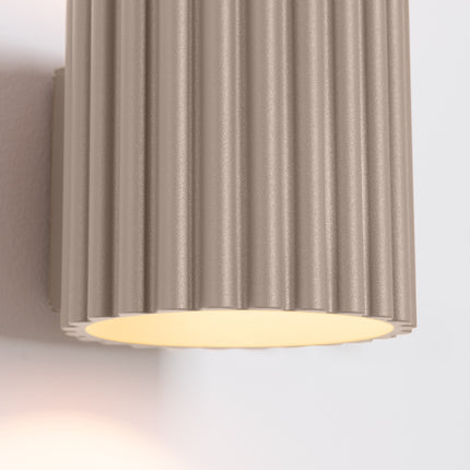 Détail de l'applique Aura taupe et de son faisceau lumineux dirigé vers le bas