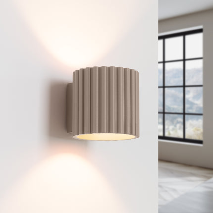 Applique Aura taupe allumée diffusant une lumiere vers le haut et vers le bas