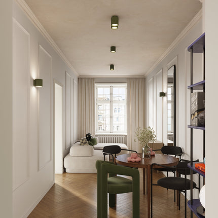 Applique Aura vert olive dans un couloir élégant avec moulures et parquet