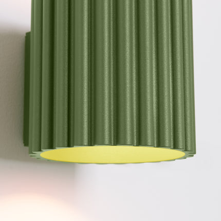 Détail des cannelures de l'applique Aura vert olive et de son intérieur ton jaune vert