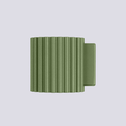 Gros plan de l'applique Aura vert olive montrant la platine de fixation métallique