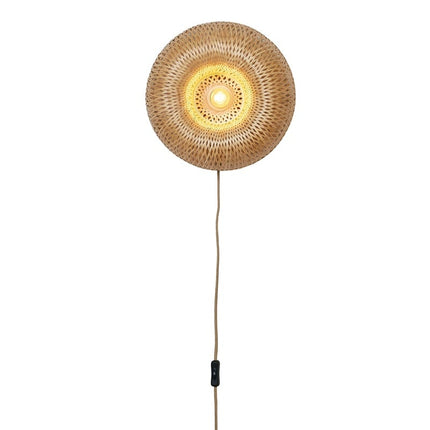 Applique murale Barbados en bambou tressé naturel, vue packshot sur fond blanc, ampoule allumée
