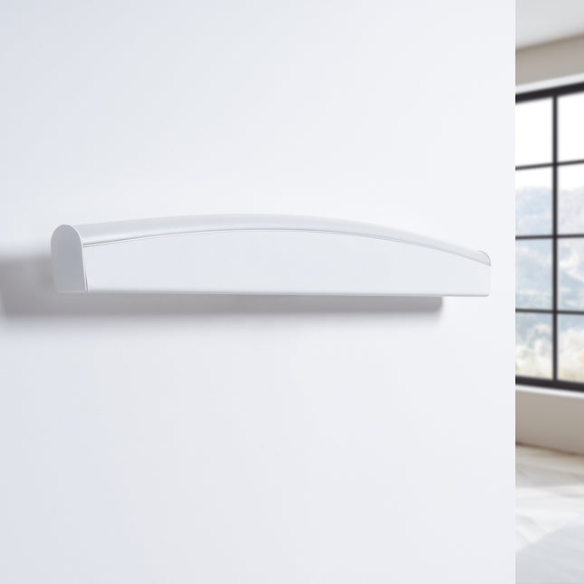 Applique murale barre courbée blanche éteinte sur un mur clair, design minimaliste