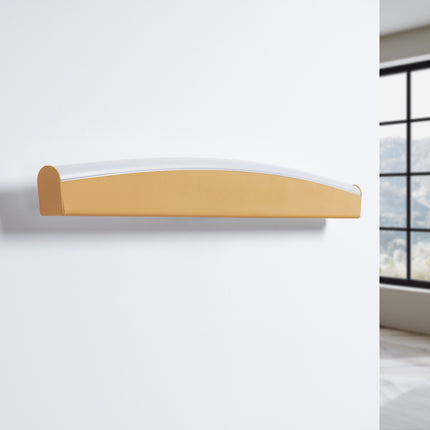 Applique murale barre courbée dorée éteinte sur un mur clair, design minimaliste