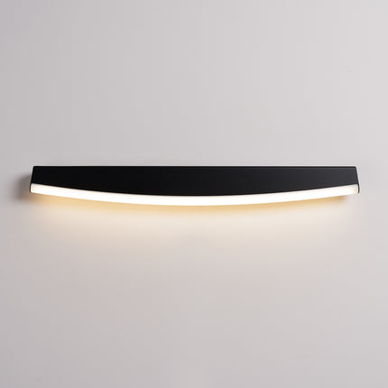 Applique murale barre courbée noire allumée, halo chaude diffusé le long du mur