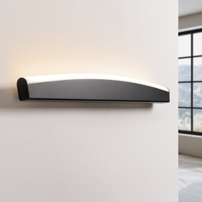 Applique murale barre courbée noire allumée, halo de lumière chaude vers le haut