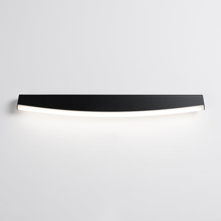 Applique murale barre courbée noire allumée, halo neutre diffusé le long du mur