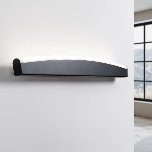 Applique murale barre courbée noire allumée, halo de lumière neutre vers le haut