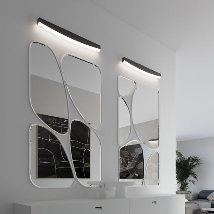 Appliques murales barre courbée noire au-dessus de miroirs sculpturaux dans une entrée contemporaine
