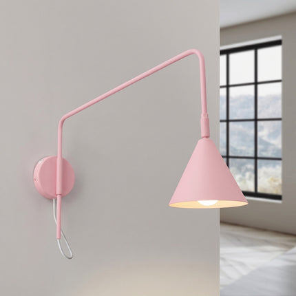 Applique murale Bergen cône à bras déporté avec interrupteur rose poudré, lumière allumée
