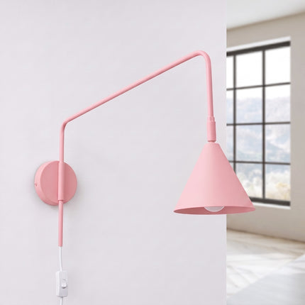 Applique murale Bergen cône à bras déporté rose poudré, vue en situation sur fond clair