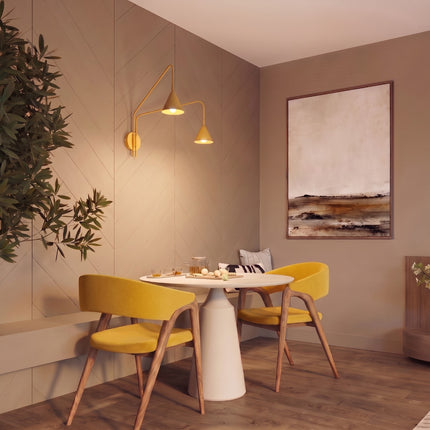 Applique murale Bergen double cône à bras opposés jaune ambré au-dessus d'une table