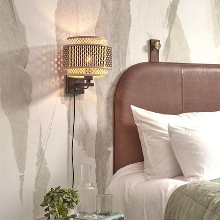 Applique murale Bhutan bambou tressé installée en tête de lit, lumière tamisée dans une ambiance chambre chaleureuse
