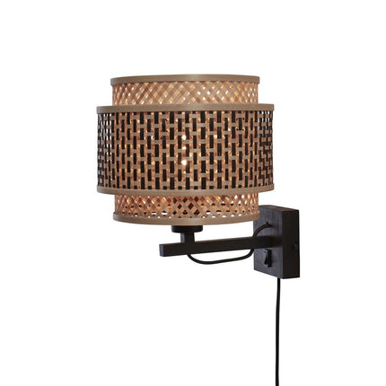 Packshot de l'applique murale Bhutan en bambou tressé noir et naturel sur fond blanc, vue d'ensemble