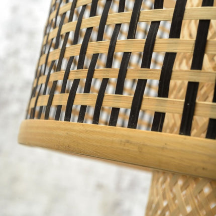 Gros plan sur le tressage en damier de bambou naturel et noir de l'abat-jour de l'applique Bhutan