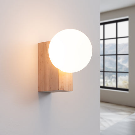 applique murale bloc de bois et globe opale, lumière allumée