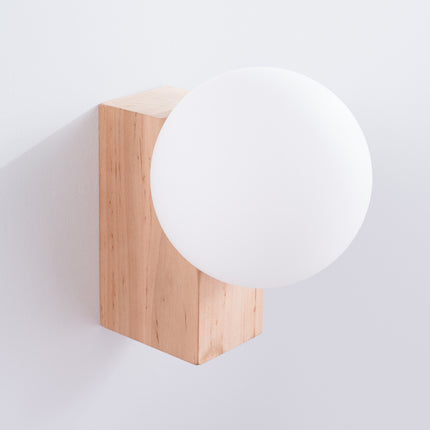 applique murale bloc de bois et globe opale, vue sur fond coloré