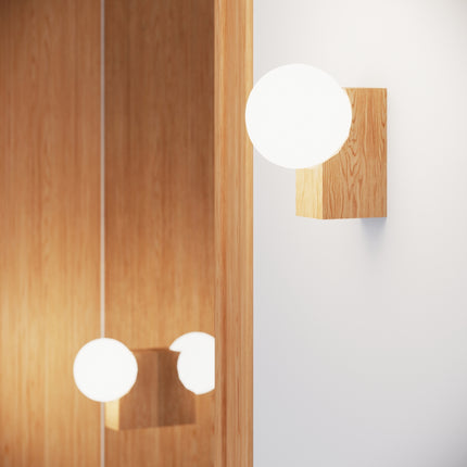 applique murale bloc de bois et globe opale, intérieur contemporain