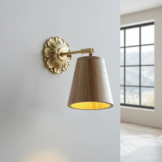 Applique murale en frêne allumée diffusant une lumière dorée à l'intérieur de son abat-jour conique