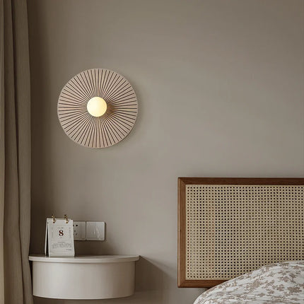 Applique murale en bois massif au-dessus d'un chevet, chambre avec tête de lit en rotin, lumière chaude