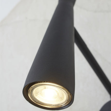 Détail du spot en fer noir avec ampoule GU10 allumée