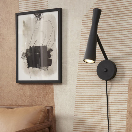 Zoom sur l'applique murale Bordeaux noire au fût conique en fer