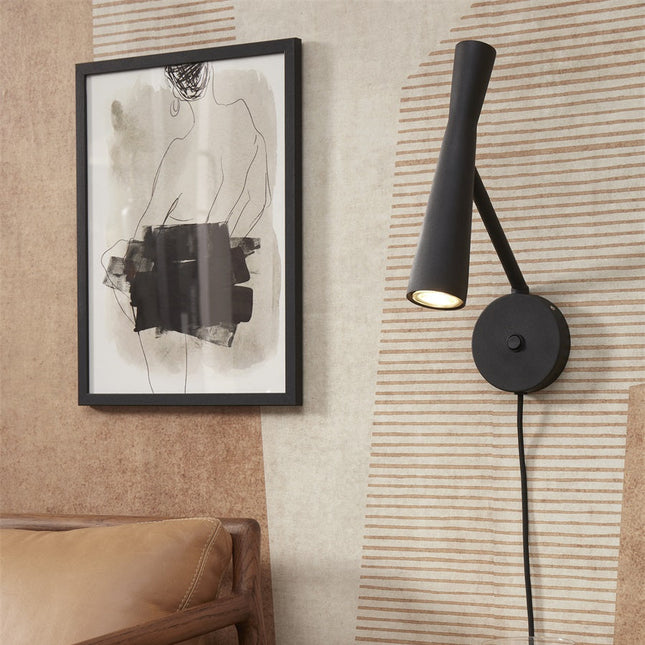 Zoom sur l'applique murale Bordeaux noire au fût conique en fer