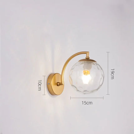 Applique murale boule en verre nordique diffusant une lumière douce dans une chambre
