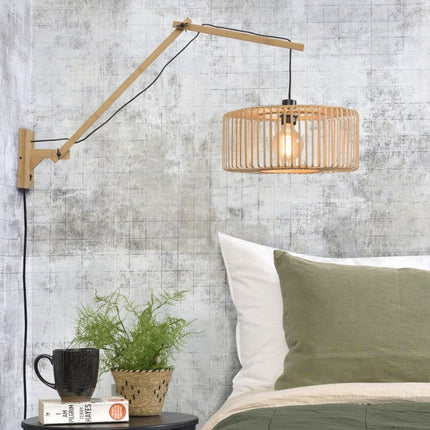 Applique murale Bromo en bambou naturel, bras articulé, éclairant une table de chevet dans une chambre