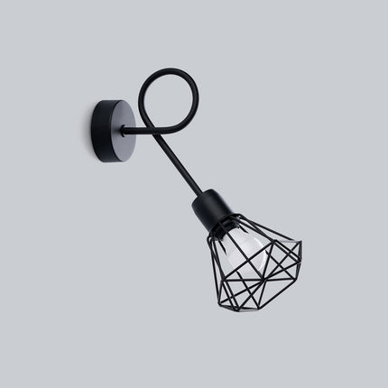 Applique murale noire avec boucle décorative sur le bras et abat-jour en cage filaire, fond gris clair