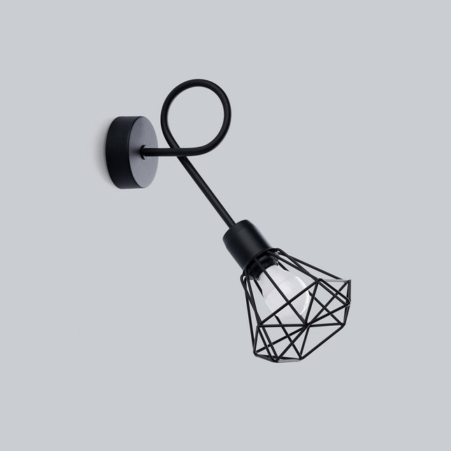 Applique murale noire avec boucle décorative sur le bras et abat-jour en cage filaire, fond gris clair