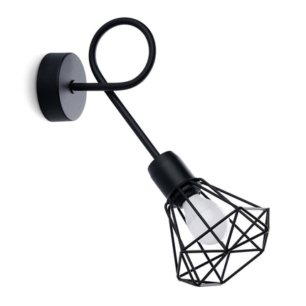 Applique murale en acier noir avec bras en boucle et abat-jour cage filaire géométrique, sur fond blanc