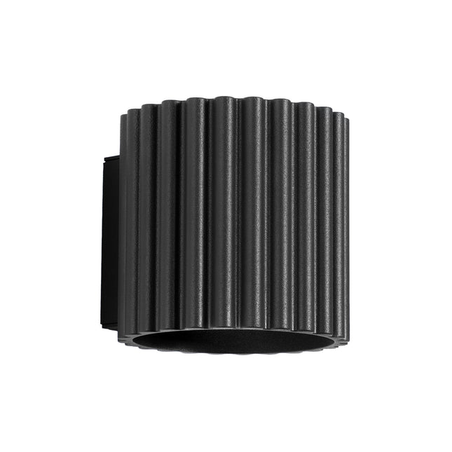 Applique murale cannelée Aura en aluminium noir, cylindre à surface rainurée sur fond neutre