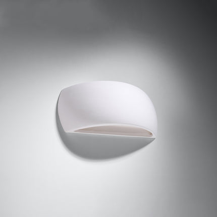 Applique murale Carapace en céramique blanche mate, forme galet arrondie, fixée au mur