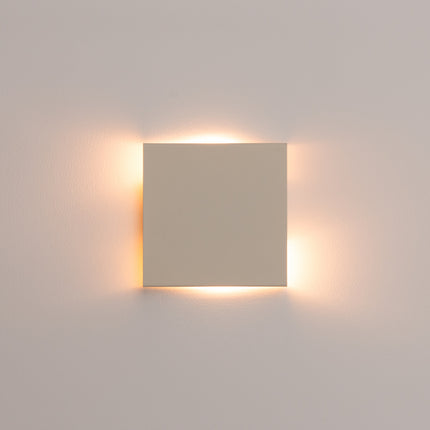 applique murale carrée éclairage haut et bas beige, vue sur fond coloré
