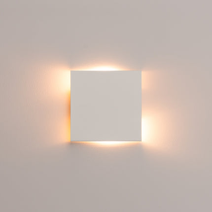 applique murale carrée éclairage haut et bas blanc, vue sur fond coloré