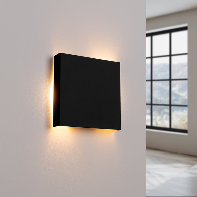 applique murale carrée éclairage haut et bas noir, lumière allumée