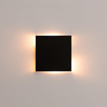applique murale carrée éclairage haut et bas noir, vue sur fond coloré