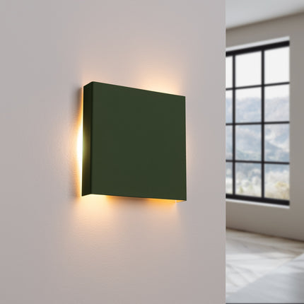 applique murale carrée éclairage haut et bas vert olive, lumière allumée