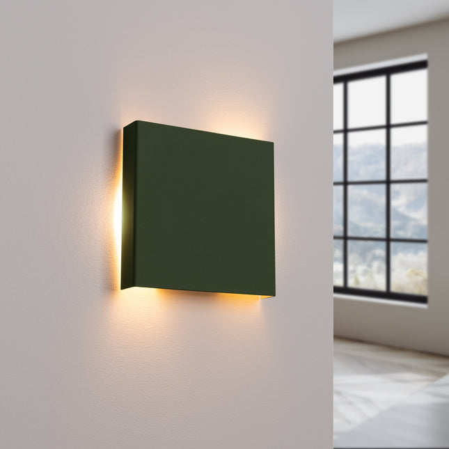 applique murale carrée éclairage haut et bas vert olive, lumière allumée